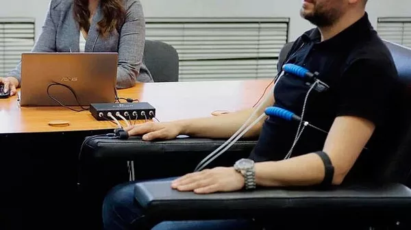 Чи була зрада чоловіка чи дружини може встановити поліграфолог