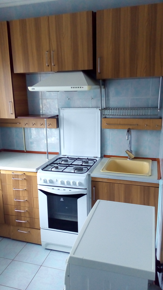 Продам двокімнатну квартиру з меблями та технікою у Києві , 