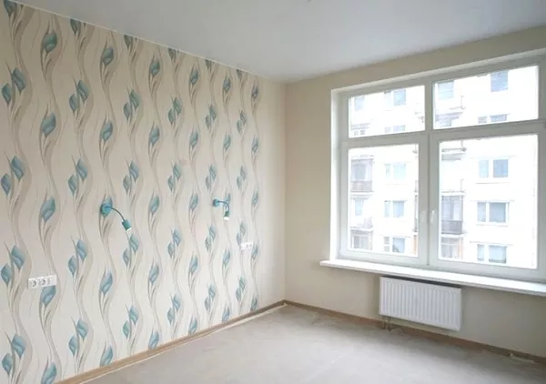 Поклейка шпалер в кімнаті