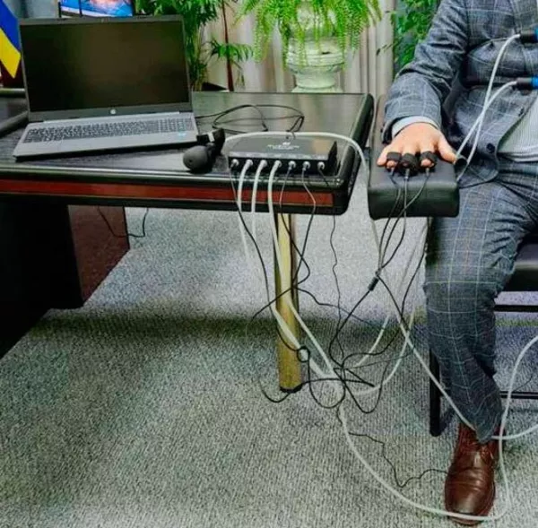 Тестування чоловіка на зраду на детекторі брехні у Києві