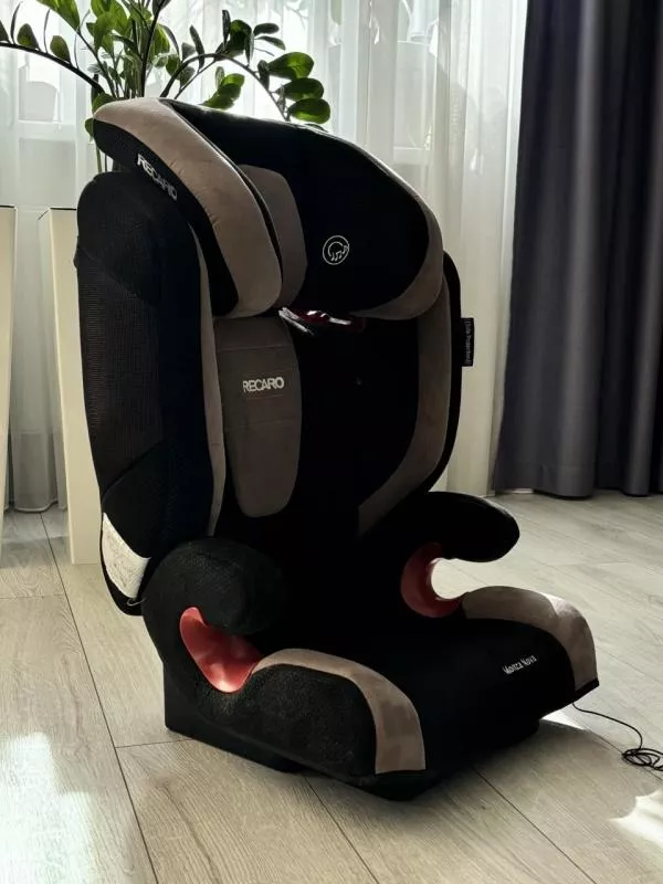 Продам вживане дитяче автокрісло Recaro Monza Nova 4