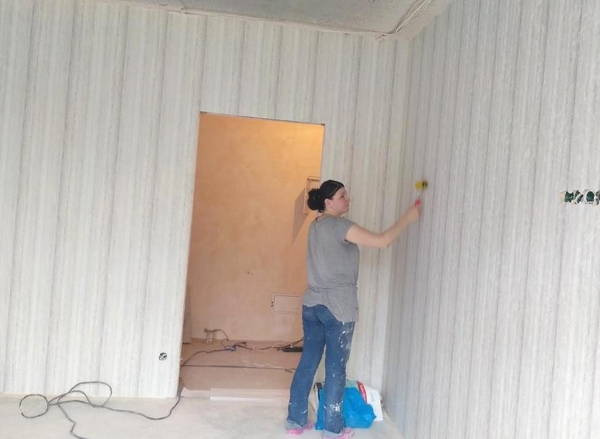 Поклейка обоев в комнате 