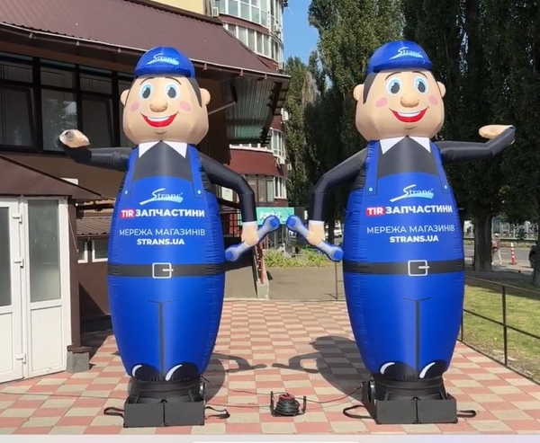 Человек машет на дороге,  реклама в месте продаж 340 см