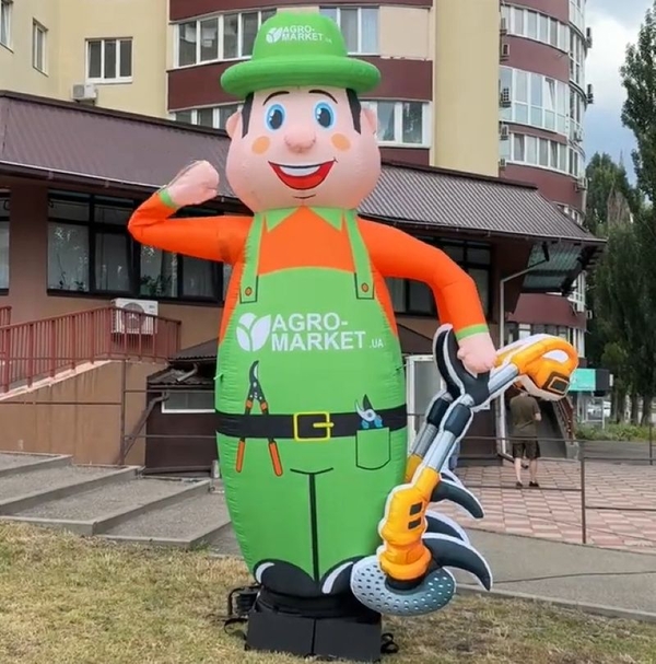 Человек машет на дороге,  реклама в месте продаж 340 см 2