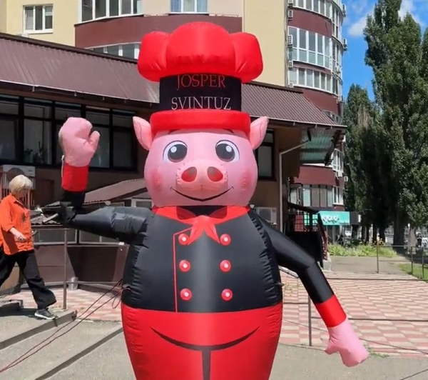 Человек машет на дороге,  реклама в месте продаж 340 см 3