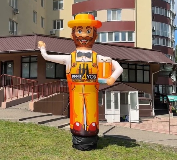 Человек машет на дороге,  реклама в месте продаж 340 см 4