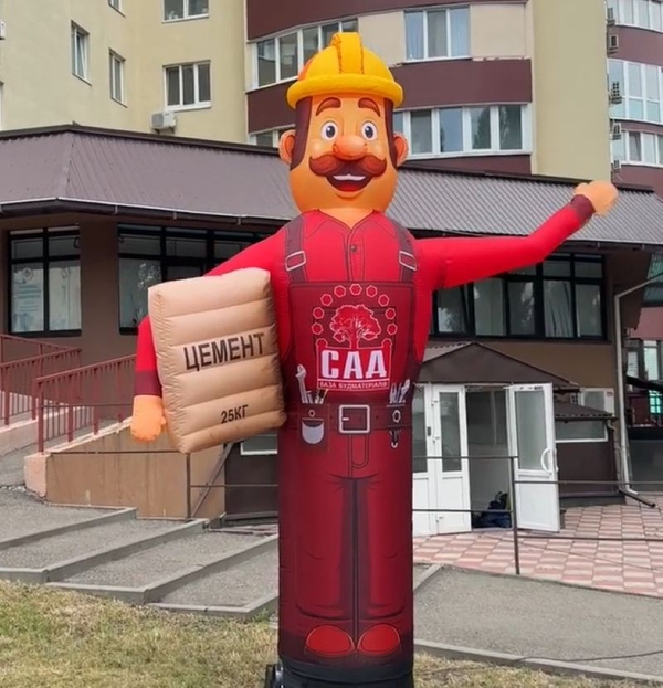 Человек машет на дороге,  реклама в месте продаж 340 см 6