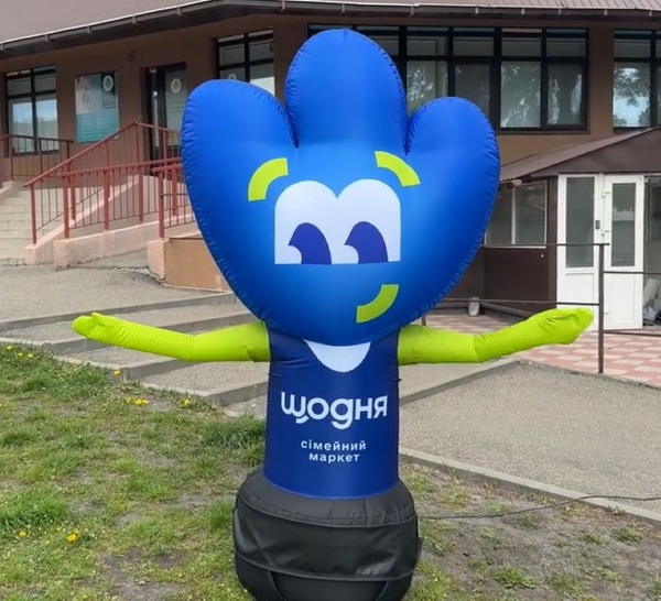 Человек машет на дороге,  реклама в месте продаж 340 см 7