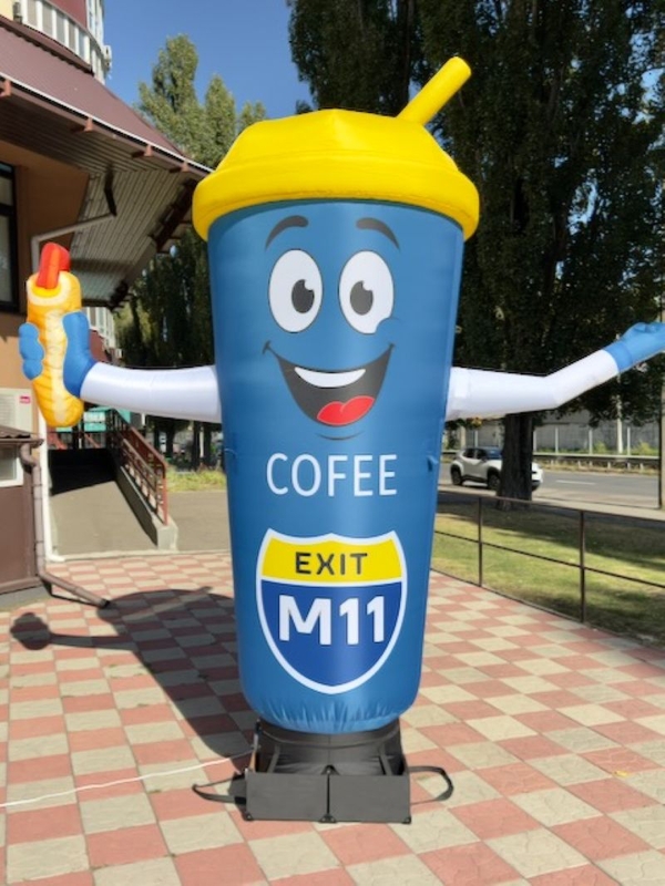 Человек машет на дороге,  реклама в месте продаж 340 см 8