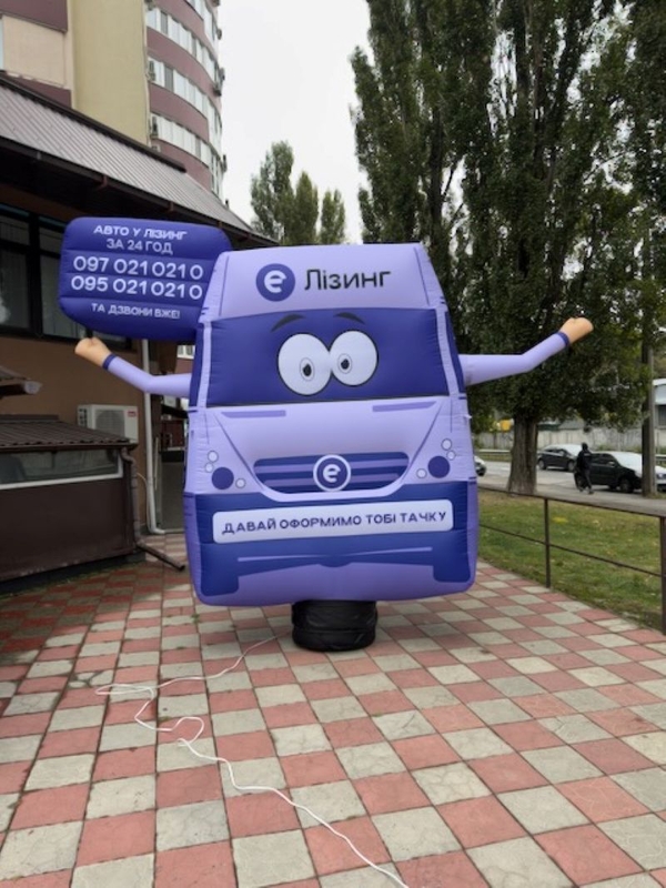 Человек машет на дороге,  реклама в месте продаж 340 см 9