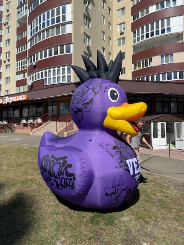 Человек машет на дороге,  реклама в месте продаж 340 см 10