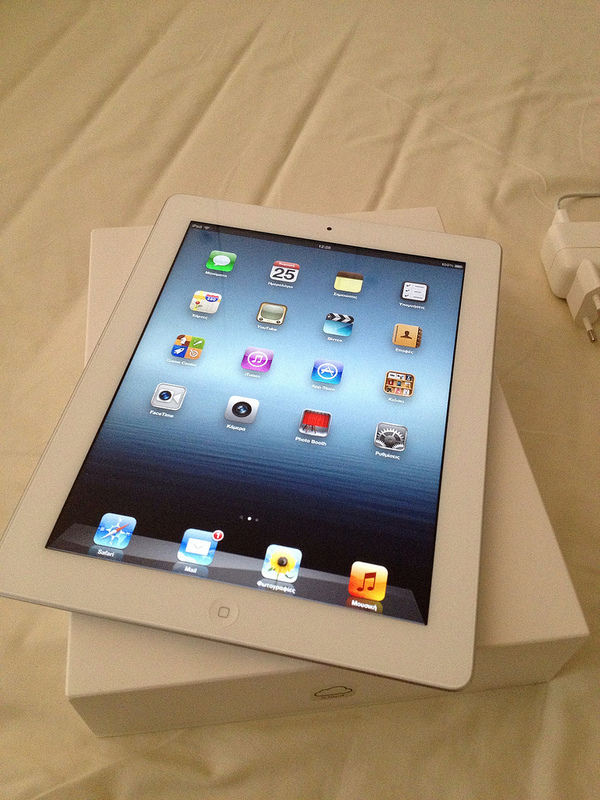 Apple iPad 3  64GB Wi-Fi + 4G at $ 550USD , Apple iPhone 4S 64GB ..$500