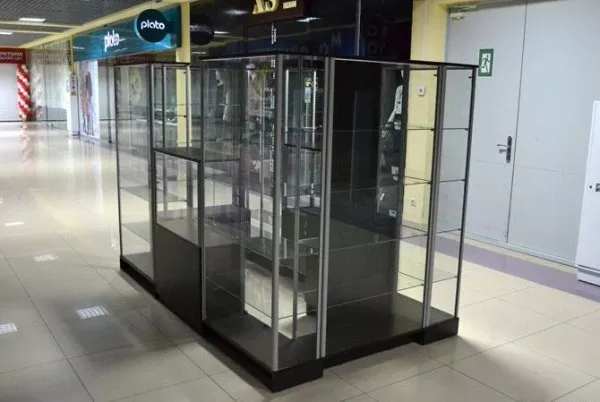 Витрины,  прилавки,  стеллажи,  торговые островки и другая торговая мебел