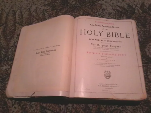 Продам большую библию 1925г.п. из Америки на английском продам 3