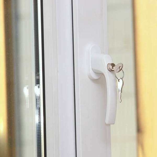 Надежная ручка с замком Internika на пластиковые окна