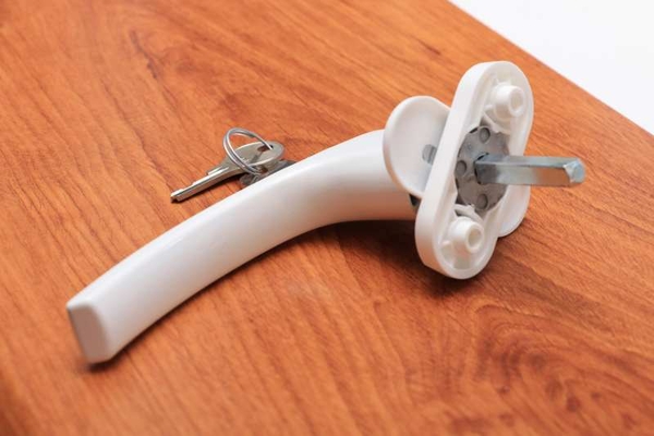 Надежная ручка с замком Internika на пластиковые окна 2