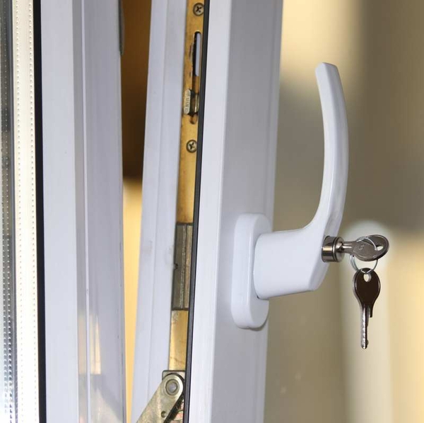 Надежная ручка с замком Internika на пластиковые окна 3