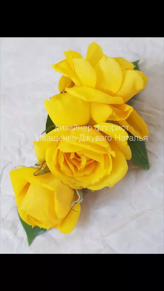 Заколка на волосы из живых цветов