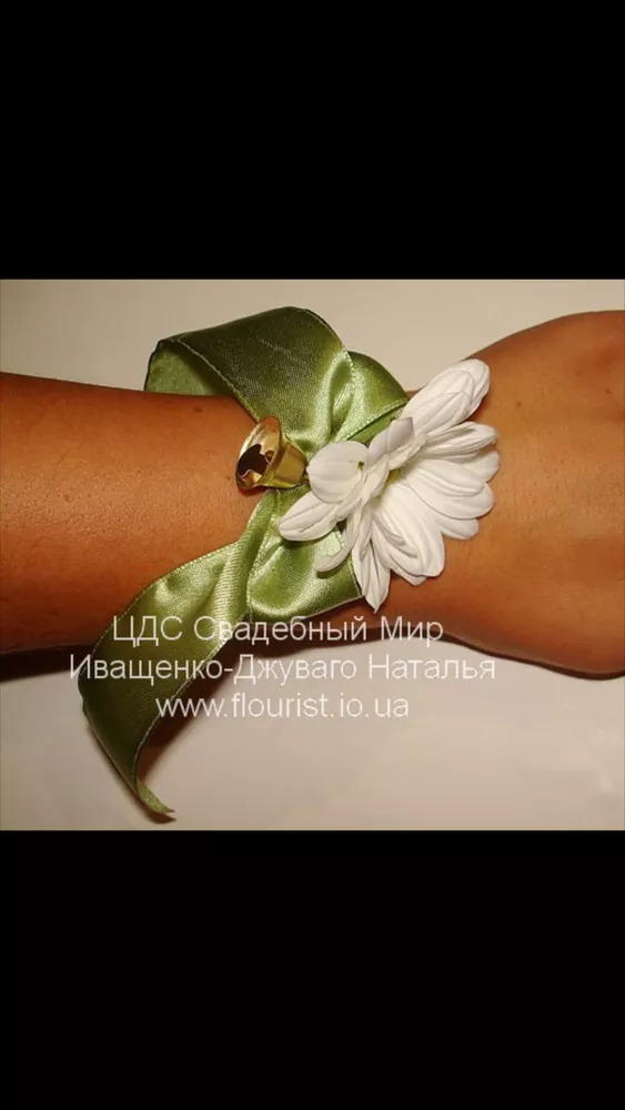 Браслет на руку из цветов в Киеве